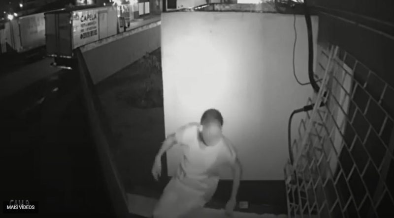 Médico fujão: Equipamento eletrônico  flagra profissional de saúde pulando o muro de hospital no Augusto Franco