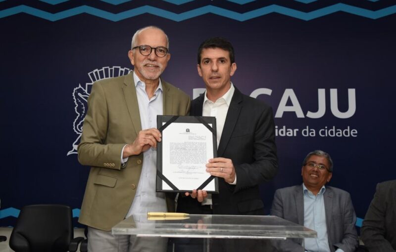 Edvaldo Nogueira empossa Victor Rollemberg como secretário do Desenvolvimento Econômico e Inovação