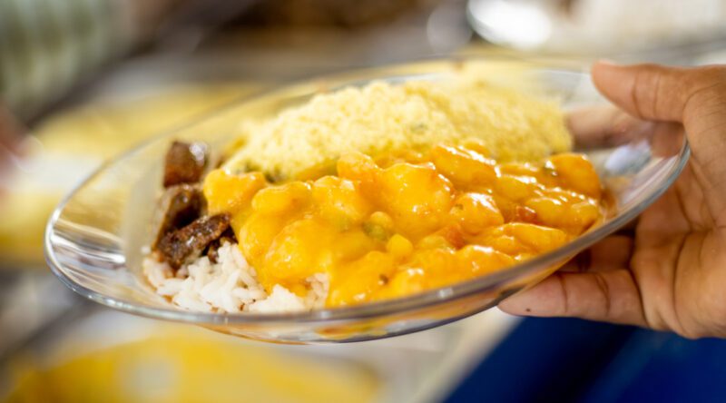 Alunos da rede estadual se entusiasmam com a introdução do camarão no cardápio da alimentação escolar