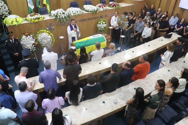 Familiares e amigos se despedem do ex-vereador Evando Franca