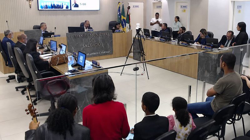 Vereadores levantam suspeita de uso eleitoral de cestas básicas em Salgado